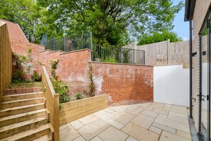 Property grounds - Spacious 3bd l Family Home (Coulsdon)