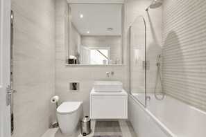 Hair dryer, towels, soap, toilet paper - Spacious 3bd l Family Home (Coulsdon)