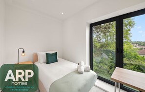 3 عدّة غرف نوم وخدمة الإنترنت وملاءات أسرّة