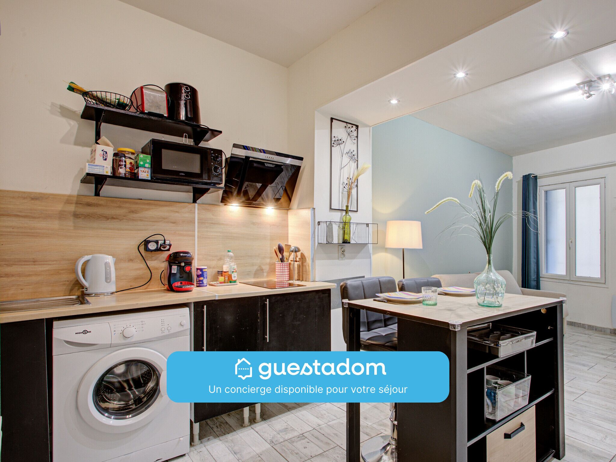 Jääkaappi, mikroaaltouuni, kahvin-/teenkeitin, leivänpaahdin