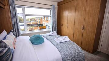 3 bedrooms, iron/ironing board, WiFi, bed sheets