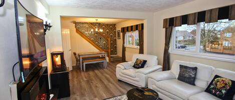 Una televisión, una chimenea, un reproductor estéreo