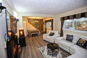 Televisión, chimenea y estéreo 