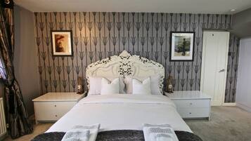 3 habitaciones, tabla de planchar con plancha, wifi y ropa de cama