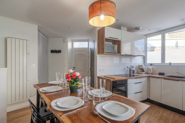 ثلاجة، ميكروويف، فرن، غسالة أطباق