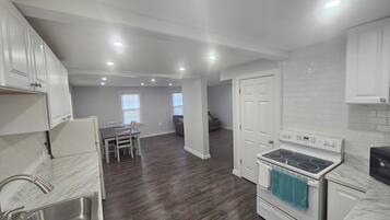 Microondas, horno y placa de cocina