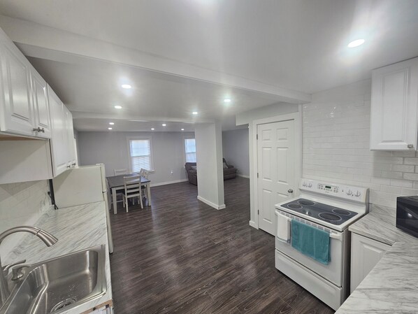 Mikrobølgeovn, ovn og kokeplater