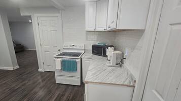 Microondas, horno y placa de cocina