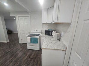 Microondas, horno, placa de cocina