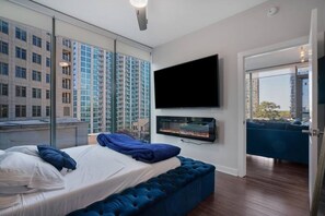 1 bedroom, iron/ironing board, WiFi, bed sheets - 1 MIN WALK to Lennox MALL/5-star Restaurant/POOL/GYM 24hr (Atlanta)