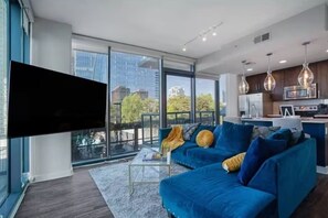 TV, fireplace - 1 MIN WALK to Lennox MALL/5-star Restaurant/POOL/GYM 24hr (Atlanta)