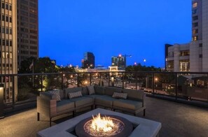 Terrace/patio - 1 MIN WALK to Lennox MALL/5-star Restaurant/POOL/GYM 24hr (Atlanta)