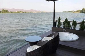 Outdoor spa tub - Blueskyraft Resort (Kanchanaburi)
