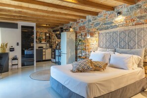 6 bedrooms, iron/ironing board, free WiFi, bed sheets - Spacious Villa for 13 with 3 Jacuzzis & BBQ – 5 min from Mikri Vigla Beach! (Naxos)