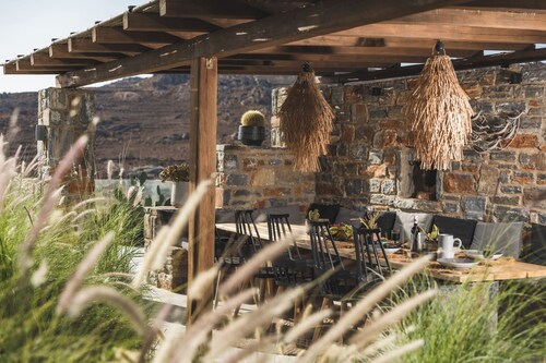 Spacious Villa for 13 with 3 Jacuzzis & BBQ – 5 min from Mikri Vigla Beach!