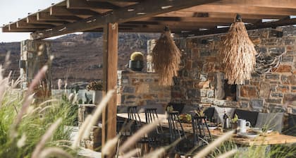 Spacious Villa for 13 with 3 Jacuzzis & BBQ â 5 min from Mikri Vigla Beach!