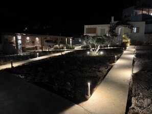 Property grounds - Spacious Villa for 13 with 3 Jacuzzis & BBQ – 5 min from Mikri Vigla Beach! (Naxos)