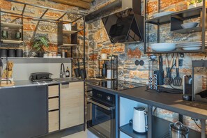 Microwave, oven, stovetop - Spacious Villa for 13 with 3 Jacuzzis & BBQ – 5 min from Mikri Vigla Beach! (Naxos)