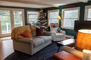 Living area - Secluded 3bd house minutes from the Wisp & the Lake- kid & pet friendly (McHenry)