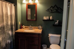 Sèche-cheveux, serviettes fournies, savon, shampoing