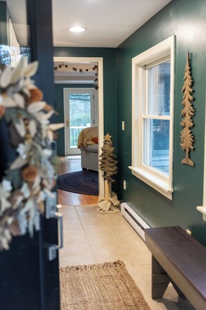 Interior - Secluded 3bd house minutes from the Wisp & the Lake- kid & pet friendly (McHenry)