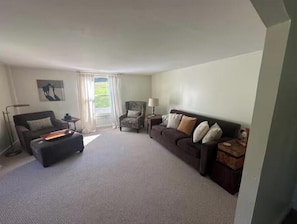 Smart TV - Aunt June’s Farmhouse (Warren)