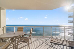 Apartamento, varias camas (Indigo West 1404) | Restaurante al aire libre