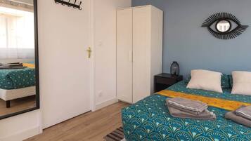 6 chambres, bureau, fer et planche à repasser, lit parapluie