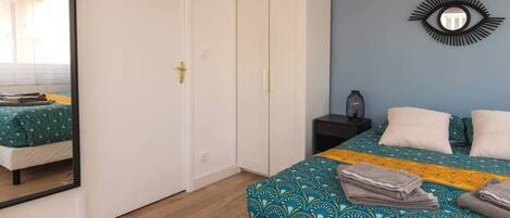 6 bedrooms, desk, iron/ironing board, travel cot