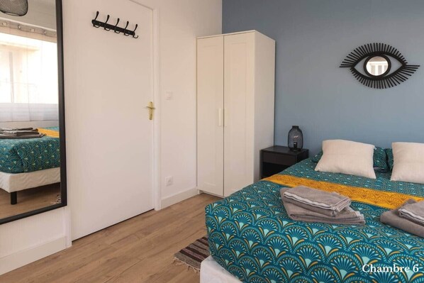 6 عدّة غرف نوم ومكتب ومكواة/لوح كي وسرير سفر