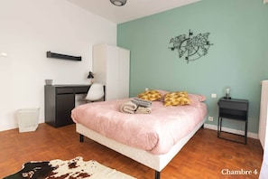 6 bedrooms, desk, iron/ironing board, travel cot