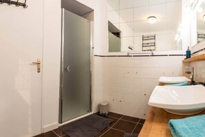 Een douche, een haardroger, handdoeken, zeep