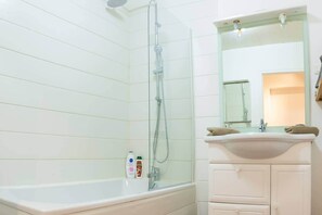 Shower, hair dryer, towels, soap - Villa City Garden 12 pers - Garden & WIFI (Cholet)