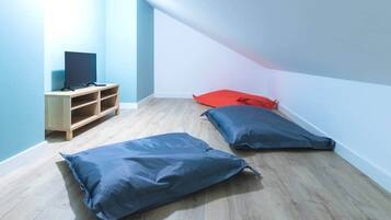 6 slaapkamers, een bureau, een strijkplank/strijkijzer, reisbedje