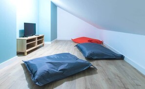 6 عدّة غرف نوم ومكتب ومكواة/لوح كي وسرير سفر