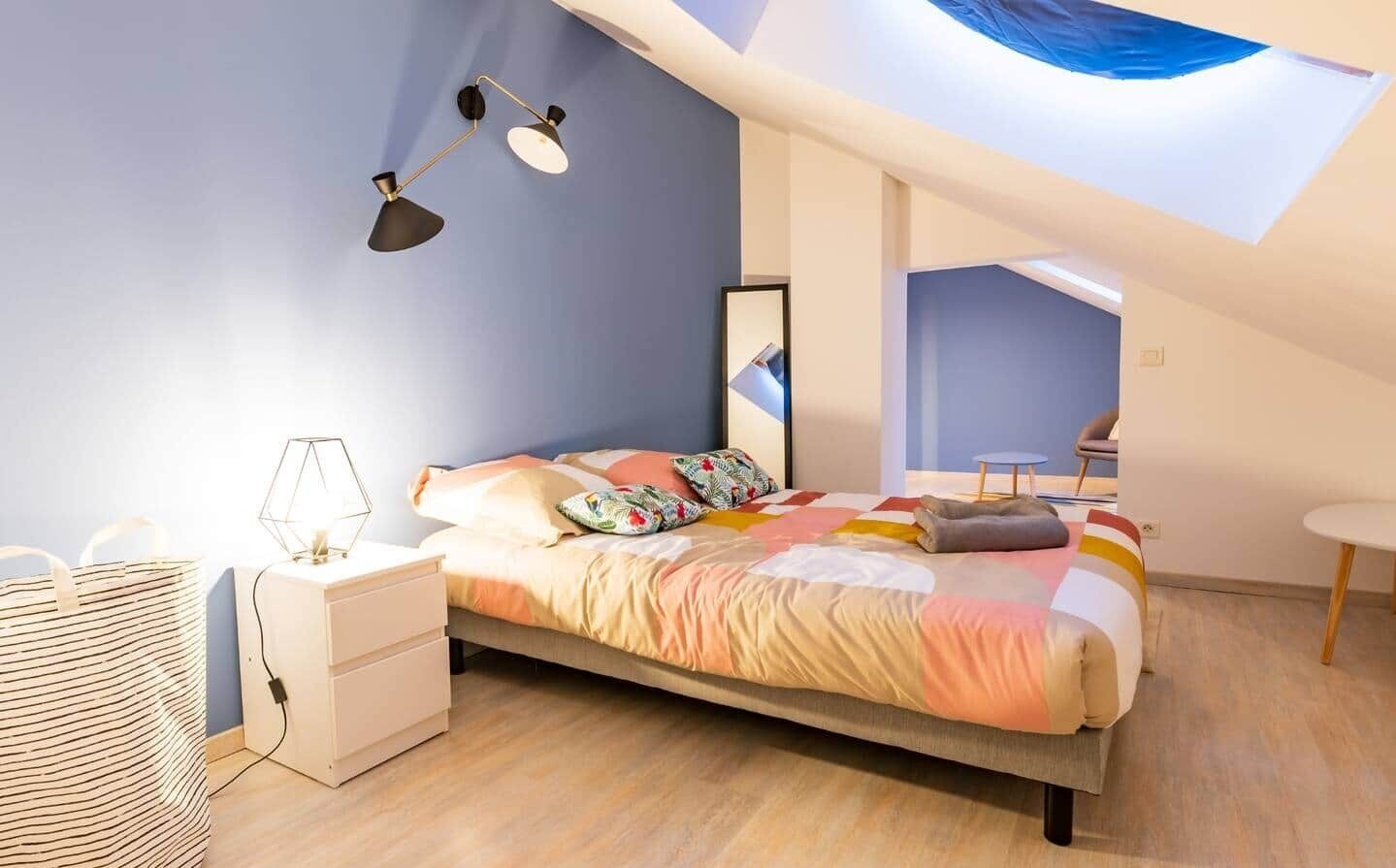 6 slaapkamers, een bureau, een strijkplank/strijkijzer, reisbedje