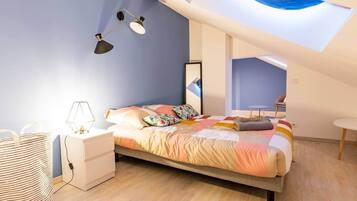 6 slaapkamers, een bureau, een strijkplank/strijkijzer, reisbedje