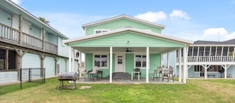 Gorgeous 4-bedroom house on the Colorado River in charming Matagorda, TX.