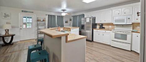 Mikrovågsugn, ugn, spishäll och diskmaskin