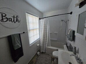 Haartrockner, Handtücher, Seife, Toilettenpapier