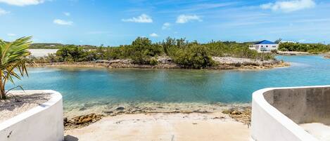 Chaises longues, serviettes de plage