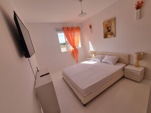 3 bedrooms, iron/ironing board, WiFi, bed sheets