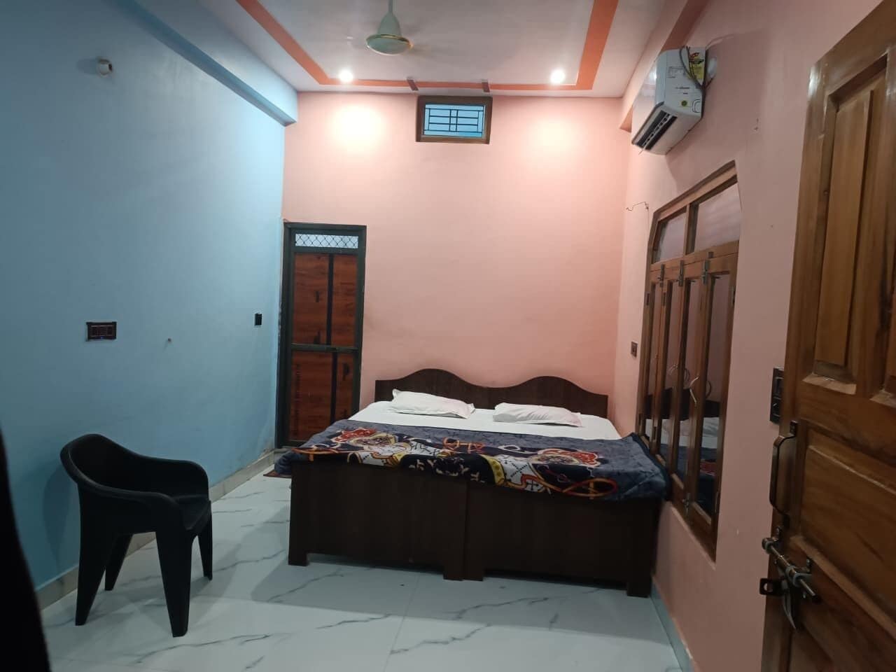 Classic Room | Desk, laptop workspace, free WiFi