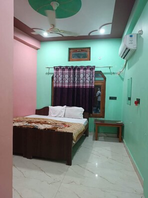 ห้องคลาสสิก | โต๊ะทำงาน, พื้นที่ทำงานแบบใช้แล็ปท็อป, Wi-Fi ฟรี