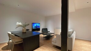 Apartemen Superior | Area keluarga | Smart TV 55-inci dengan saluran TV digital dan Netflix