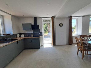 Kühlschrank, Mikrowelle, Ofen, Geschirrspüler