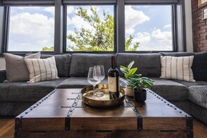 Interior - Entire House Free Parking/Sleeps 26/MIT/Harvard/TD (Somerville)