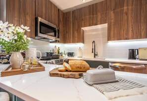 ثلاجة، ميكروويف، فرن، موقد طهي مسطح