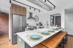 Fridge, microwave, oven, stovetop - Entire House Free Parking/Sleeps 26/MIT/Harvard/TD (Somerville)