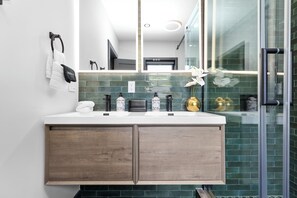 Shower, hair dryer, bidet, towels - Entire House Free Parking/Sleeps 26/MIT/Harvard/TD (Somerville)